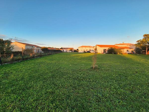 TERRAIN CONSTRUCTIBLE 902 m2 - ARVERT