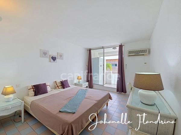 Saint-François - Studio avec terrasse à rénover, à deux pas de la Marina