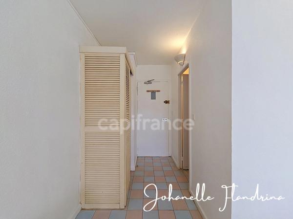 Saint-François - Studio avec terrasse à rénover, à deux pas de la Marina