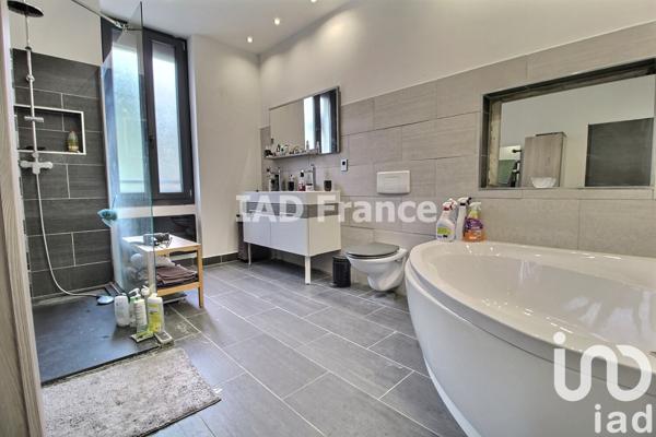 House for sale 4 rooms 120 m² Marseille 15