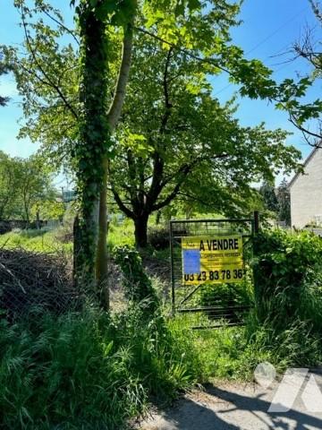 NEUILLY SAINT FRONT. Terrain à bâtir de 680 m² clos de grillage.