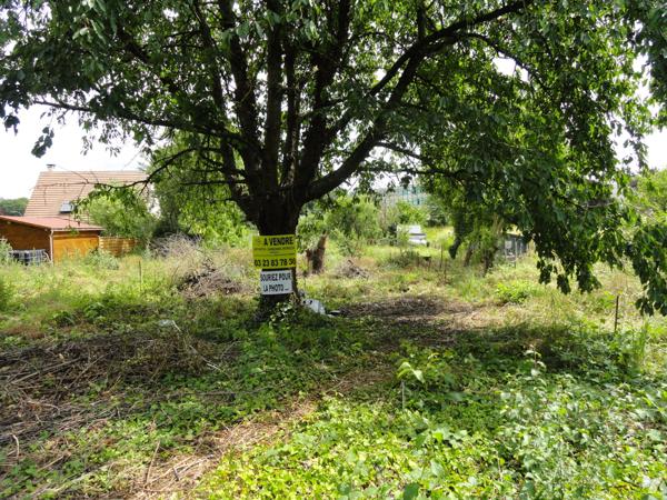 NEUILLY SAINT FRONT. Terrain à bâtir de 680 m² clos de grillage.