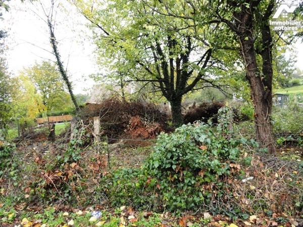 NEUILLY SAINT FRONT. Terrain à bâtir de 680 m² clos de grillage.