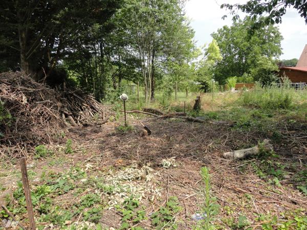 NEUILLY SAINT FRONT. Terrain à bâtir de 680 m² clos de grillage.