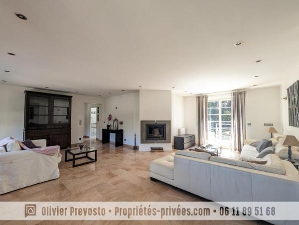 Maison Familliale Verrieres Le Buisson 9 pièce(s) 235 m2