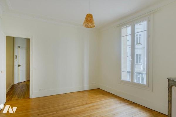 PARIS 15 / CAMBRONNE MOTTE-PICQUET - APPARTEMENT HAUSSMANNIEN 4 PIÈCES RÉNOVÉ + CAVE