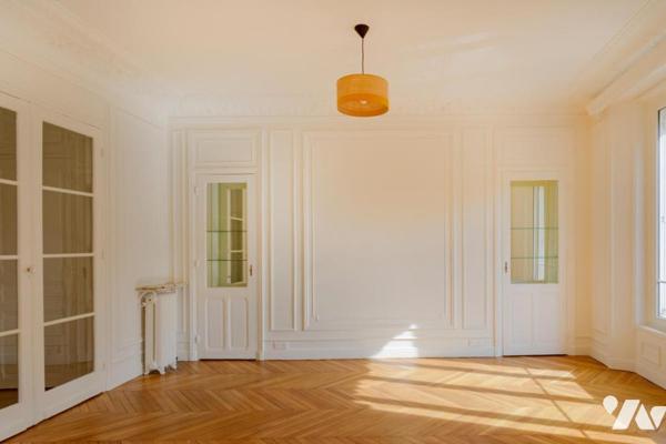 PARIS 15 / CAMBRONNE MOTTE-PICQUET - APPARTEMENT HAUSSMANNIEN 4 PIÈCES RÉNOVÉ + CAVE