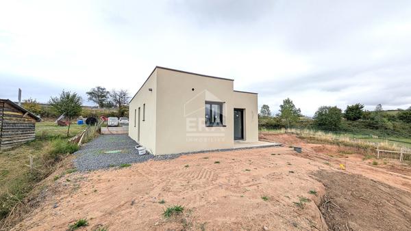 Maison de plain-pied, toit plat, 2 chambres 76.40 m2, carport, terrasse sur terrain 400 m2