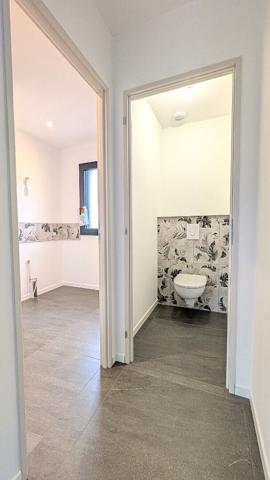 Maison de plain-pied, toit plat, 2 chambres 76.40 m2, carport, terrasse sur terrain 400 m2