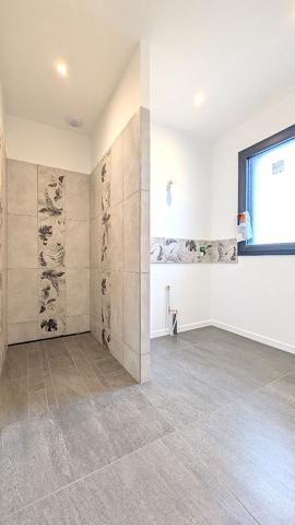 Maison de plain-pied, toit plat, 2 chambres 76.40 m2, carport, terrasse sur terrain 400 m2