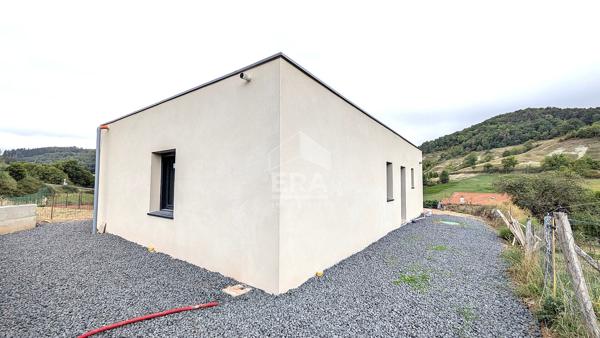 Maison de plain-pied, toit plat, 2 chambres 76.40 m2, carport, terrasse sur terrain 400 m2