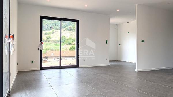 Maison de plain-pied, toit plat, 2 chambres 76.40 m2, carport, terrasse sur terrain 400 m2