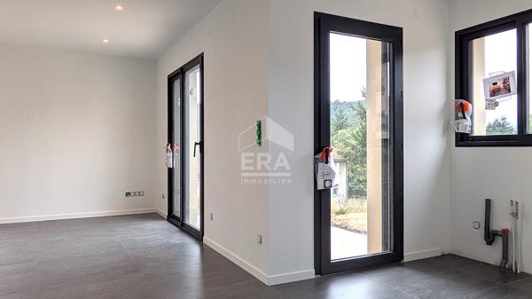 Maison de plain-pied, toit plat, 2 chambres 76.40 m2, carport, terrasse sur terrain 400 m2