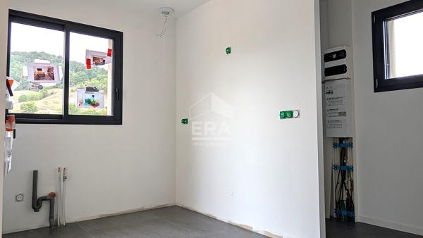 Maison de plain-pied, toit plat, 2 chambres 76.40 m2, carport, terrasse sur terrain 400 m2