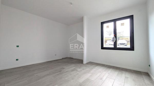 Maison de plain-pied, toit plat, 2 chambres 76.40 m2, carport, terrasse sur terrain 400 m2