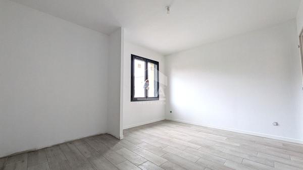 Maison de plain-pied, toit plat, 2 chambres 76.40 m2, carport, terrasse sur terrain 400 m2