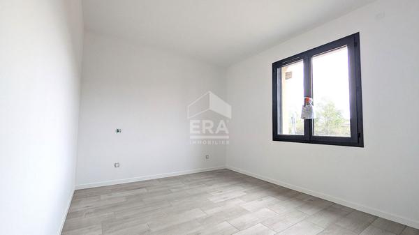 Maison de plain-pied, toit plat, 2 chambres 76.40 m2, carport, terrasse sur terrain 400 m2