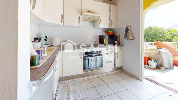 Maison sur deux niveaux, F4 + 2 T2, piscine