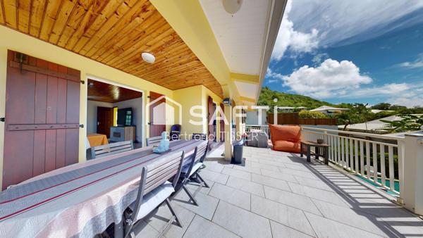 Maison sur deux niveaux, F4 + 2 T2, piscine