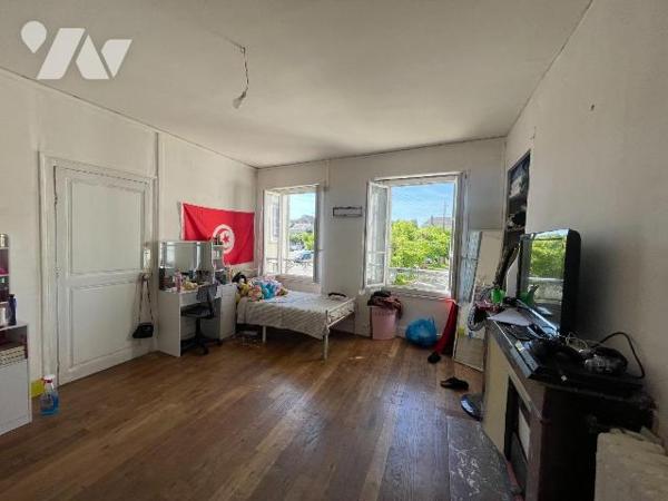 MAISON LOUÉE A VENDRE -Idéalement située en plein coeur de Nogent-le-Rotrou, cette maison de vi...