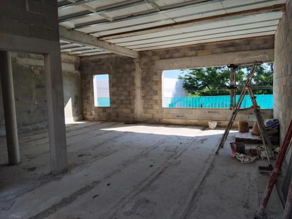 3 pièces à rénover avec Patio et Terrasse - SAINT SAVOURNIN (13)