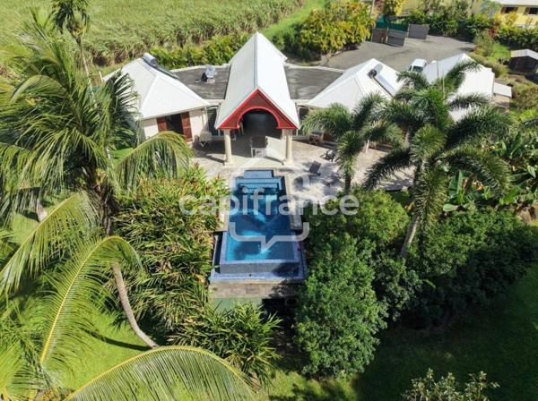 Propriété de standing avec villa, 2 bungalows indépendants et double piscine – Lamentin (97129)