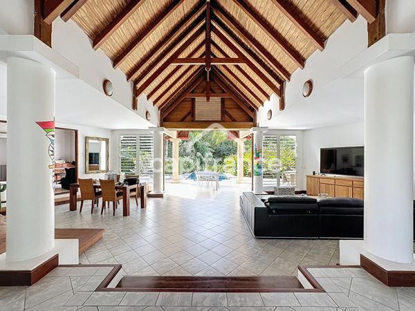 Propriété de standing avec villa, 2 bungalows indépendants et double piscine – Lamentin (97129)