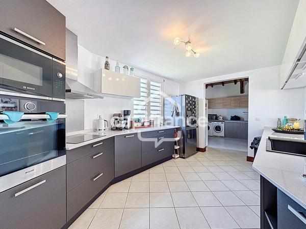 Propriété de standing avec villa, 2 bungalows indépendants et double piscine – Lamentin (97129)