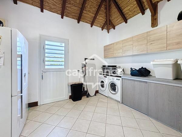 Propriété de standing avec villa, 2 bungalows indépendants et double piscine – Lamentin (97129)