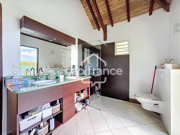 Propriété de standing avec villa, 2 bungalows indépendants et double piscine – Lamentin (97129)