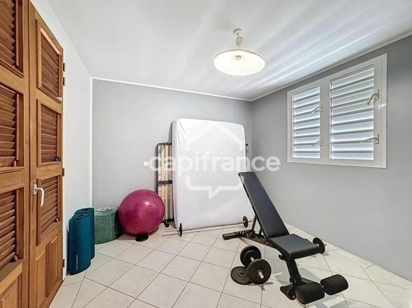 Propriété de standing avec villa, 2 bungalows indépendants et double piscine – Lamentin (97129)