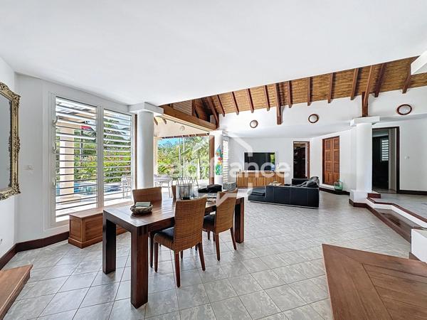Propriété de standing avec villa, 2 bungalows indépendants et double piscine – Lamentin (97129)