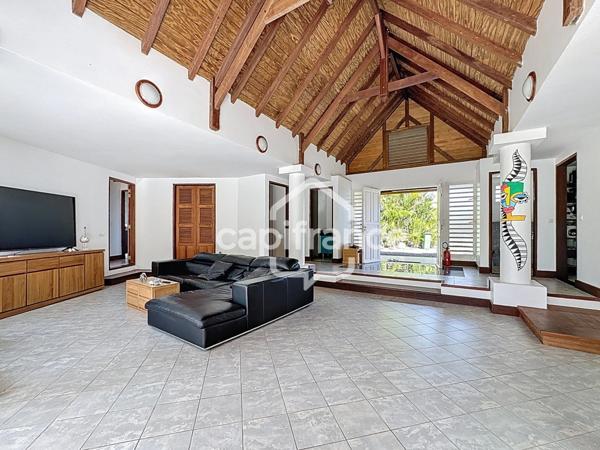 Propriété de standing avec villa, 2 bungalows indépendants et double piscine – Lamentin (97129)