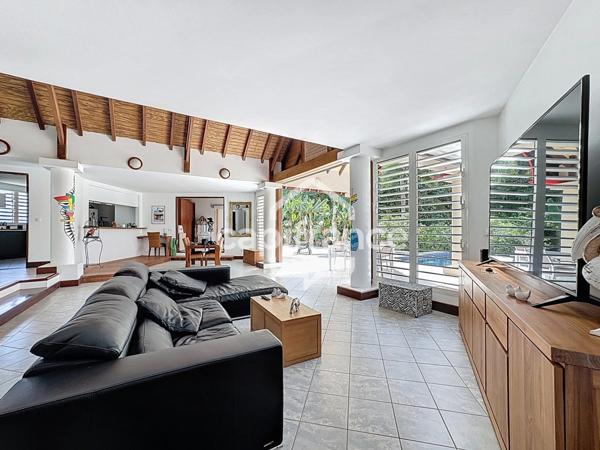 Propriété de standing avec villa, 2 bungalows indépendants et double piscine – Lamentin (97129)