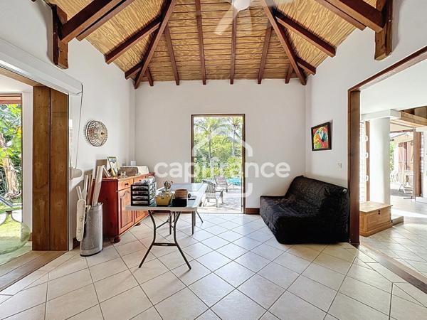 Propriété de standing avec villa, 2 bungalows indépendants et double piscine – Lamentin (97129)