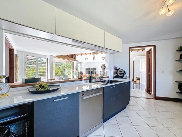 Propriété de standing avec villa, 2 bungalows indépendants et double piscine – Lamentin (97129)