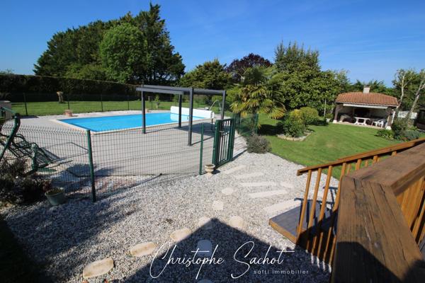 Maison  sur parcelle de 5000m2, 4 chambres, garage.