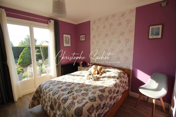 Maison  sur parcelle de 5000m2, 4 chambres, garage.