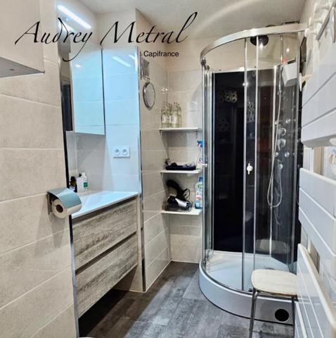 Appartement à vendre à AIX LES BAINS (73) composé de 3 studios, d'une salle commune et accès à la piscine.