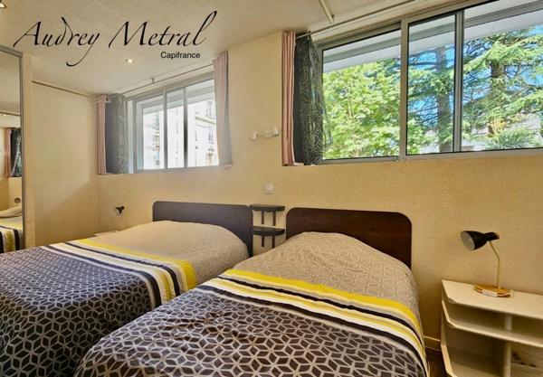 Appartement à vendre à AIX LES BAINS (73) composé de 3 studios, d'une salle commune et accès à la piscine.