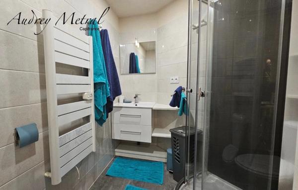 Appartement à vendre à AIX LES BAINS (73) composé de 3 studios, d'une salle commune et accès à la piscine.