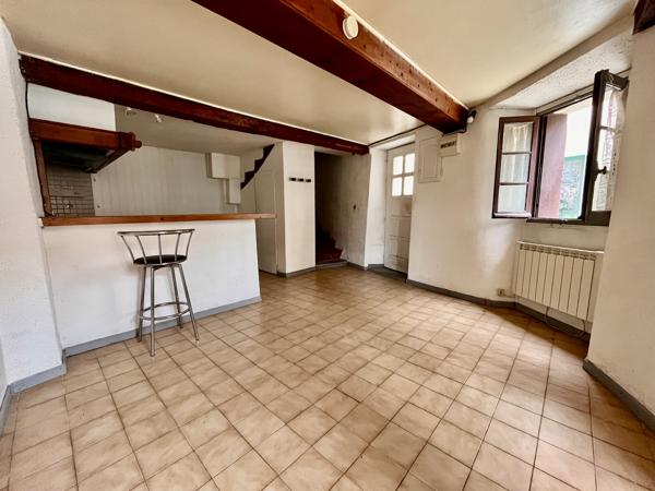 Trèbes: maison de village de type 3 avec petit toit-terrasse