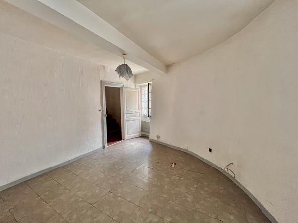 Trèbes: maison de village de type 3 avec petit toit-terrasse