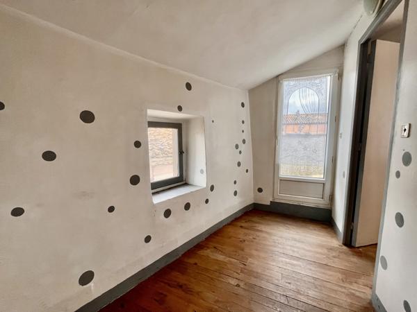 Trèbes: maison de village de type 3 avec petit toit-terrasse