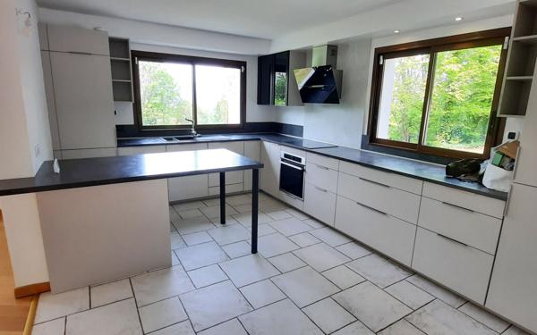 Maison à louer    6 pièces • 238,27 m2 Chens-sur-Léman