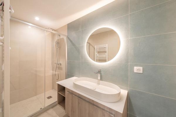 Appartement esprit maison avec terrasse, piscine et vue mer partielle