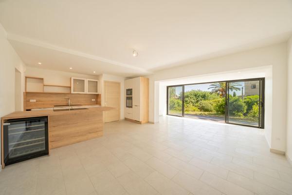 Appartement esprit maison avec terrasse, piscine et vue mer partielle