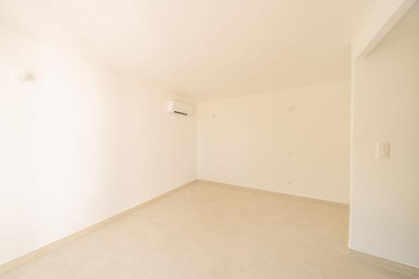 Appartement esprit maison avec terrasse, piscine et vue mer partielle