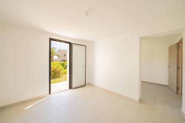 Appartement esprit maison avec terrasse, piscine et vue mer partielle