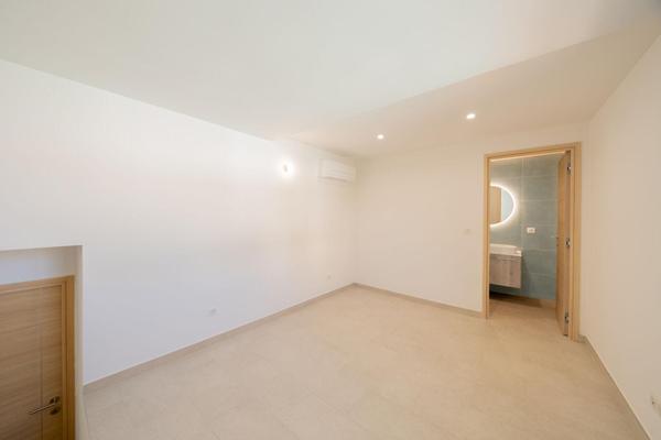 Appartement esprit maison avec terrasse, piscine et vue mer partielle
